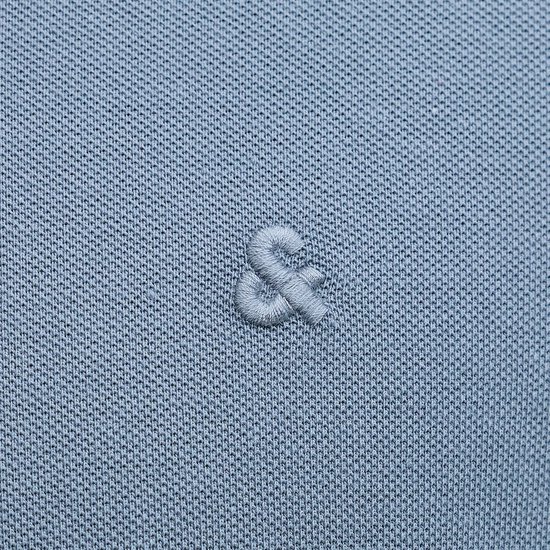 Blauw poloshirt met geborduurd '&'-symbool.