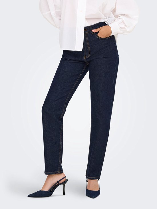Rechtvallende jeans in donkerblauw denim met een hoge taille, gedragen door een model met hoge hakken.