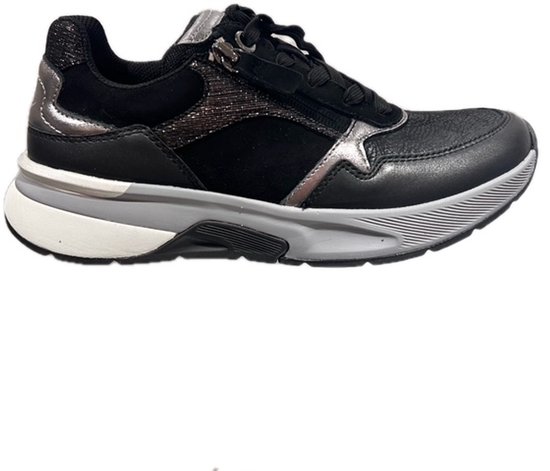 Zwarte Gabor sneaker met zilveren accenten en ritsdetail op de vetersluiting.