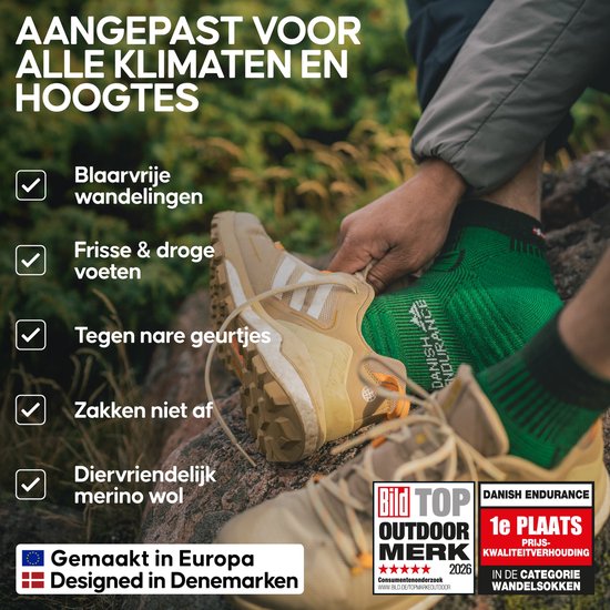 Persoon trekt groene sok aan met bruine wandelschoen. Tekst: "Aangepast voor alle klimaten en hoogtes".