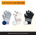 Drie kleuren handschoenen: grijs, wit en zwart, alle met Noors patroon.