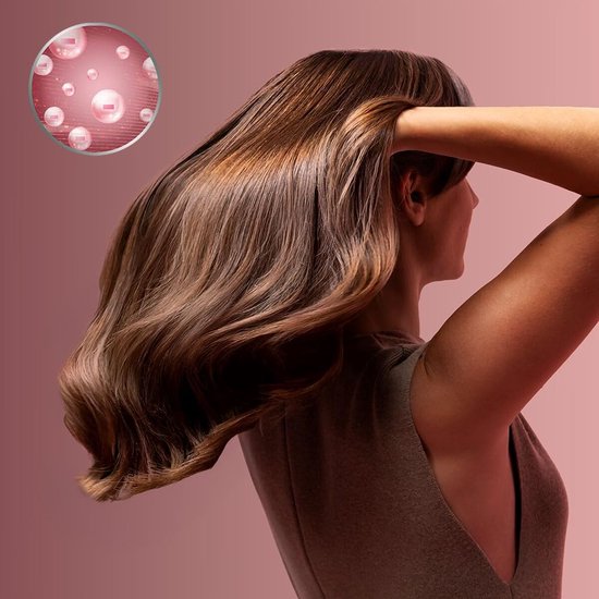 Vrouw met lang bruin haar, hand in haar, met een cirkel met roze bubbels.