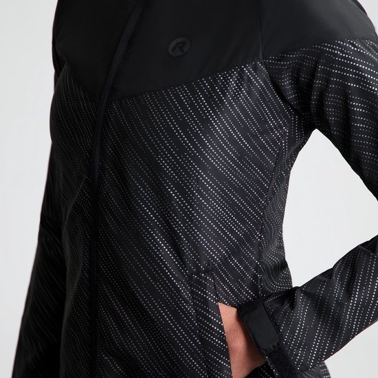 Detail van zwart dames hardloopjack met een reflecterende, gestreepte print op de mouwen en zijkanten.