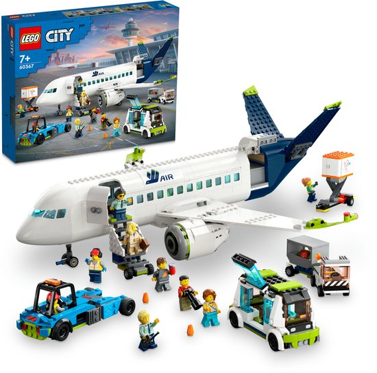 LEGO City Passagiersvliegtuig 60367 met personeel, bagagevoertuigen en een vrachtwagen.
