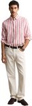 Man met een roze en witte gestreepte linnen mix blouse, beige jeans, donkere riem en schoenen.