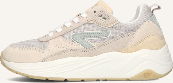 Licht beige sneaker met een lichtgroen logo, beige suède en een witte zool.