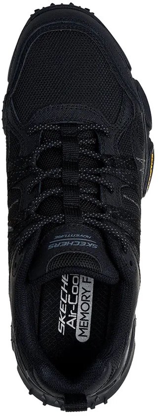 Zwarte Skechers wandelschoen, bovenkant met vetersluiting en ademend mesh.