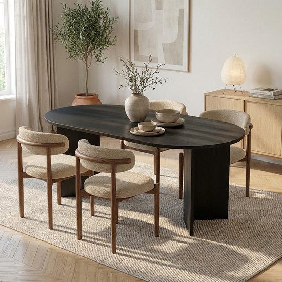 Ovale donkergrijze eettafel met een houten nerf, omringd door beige gestoffeerde stoelen met houten poten.