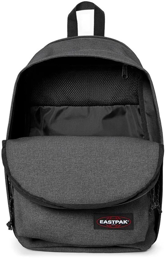 Donkergrijze rugzak met een open vak aan de voorkant met een Eastpak logo.