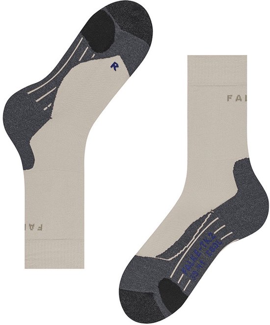 Beige Falke wandelsokken met donkergrijs accent op de hiel en blauwe tekst "FALKE TK2 COOL".
