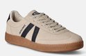Crèmekleurige leren sneaker met zwarte strepen, bruine zool en 'Jack & Jones' logo op de zijkant.