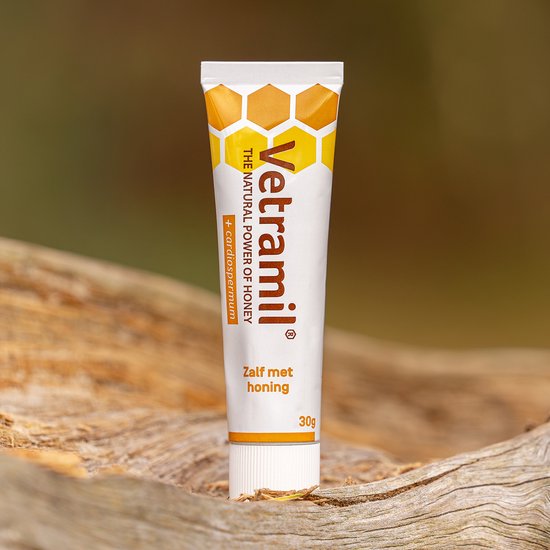 Vetramil zalf met honing 30g tube op een houten ondergrond.