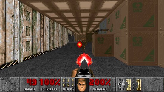 Eerste-persoonsperspectief van Doom-game. In gang met kisten en een vijand aan het einde.