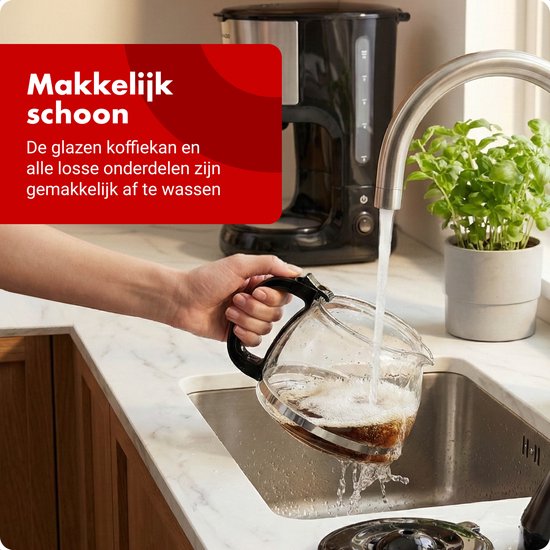 La verseuse en verre de la cafetière Tomado est rincée sous le robinet.