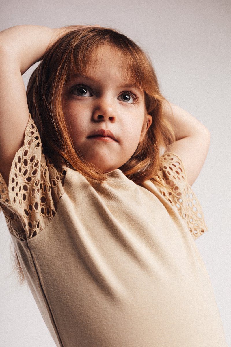 Bless T-shirt Creme Fawn – Meiden Top met Broderie Mouwen | Baje 98