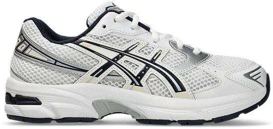 Zijaanzicht van witte sneaker met donkerblauwe en zilveren ASICS-strepen.