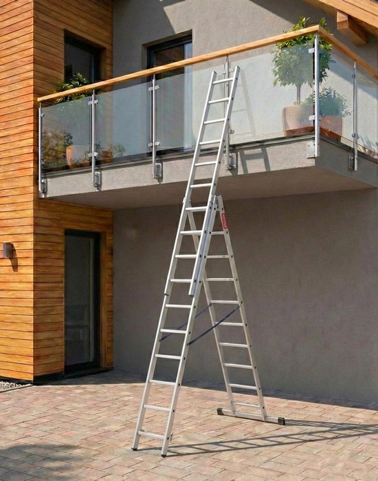 Grote aluminium ladder opgesteld tegen een muur, met een balkon erboven.