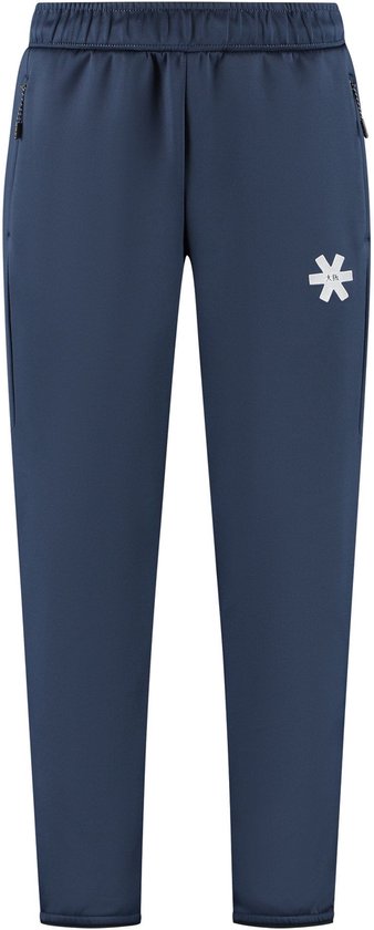 Donkerblauwe Osaka trainingsbroek met elastische tailleband, ritsen bij de enkels en een wit Osaka-logo op de linkerpijp.