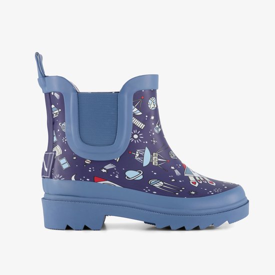 Paarse regenlaars met blauwe banden en een print van ruimtevaartuigen, planeten en sterren.