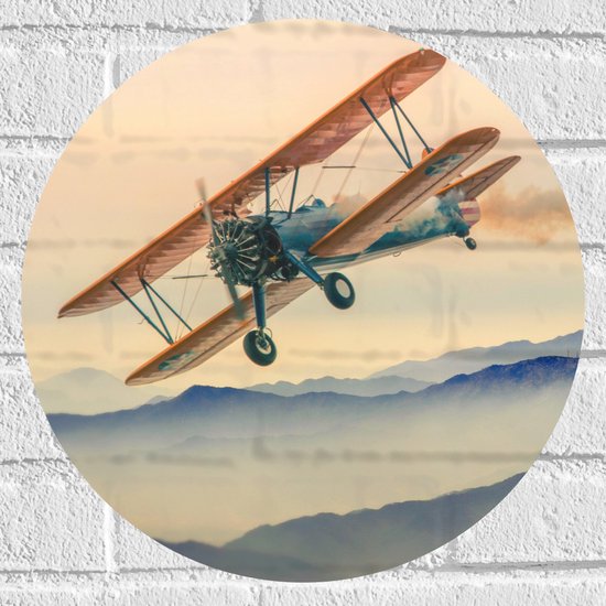 WallClassics - Muursticker Cirkel - Klein Vliegtuig boven Bergen - 40x40 cm Foto op Muursticker