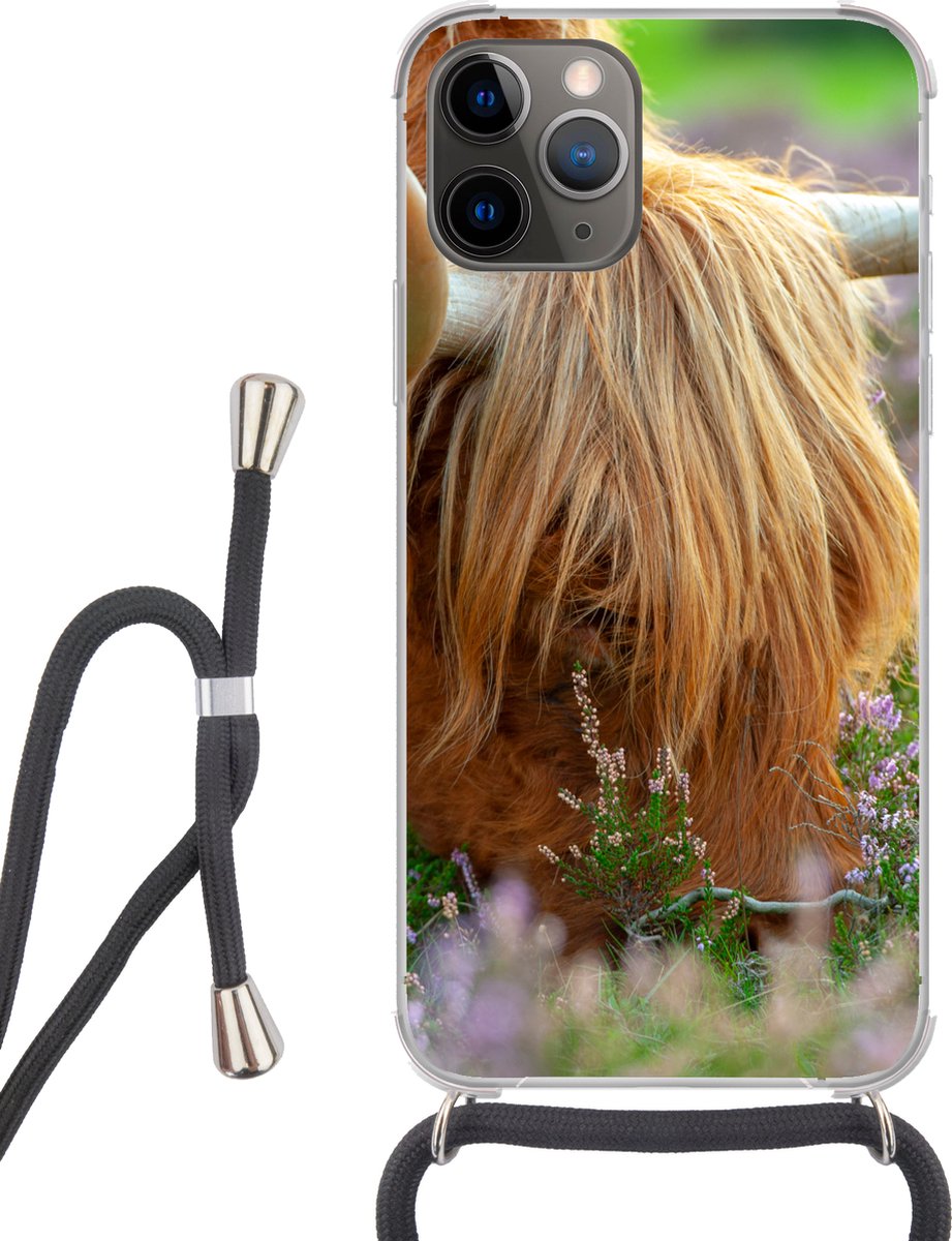 Telefoonhoesje Geschikt voor iPhone 12 pro crossbody - Schotse Hooglander - Hoorns - Heide - Siliconen - Crossbody - Backcover met Koord - Telefoonhoesje met koord - Hoesje met touw Telefoonhoesje