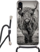Telefoonhoesje Geschikt voor iPhone XR - Schotse Hooglander - Zwart - Wit - Siliconen - Crossbody - Backcover met Koord - Telefoonhoesje met koord - Hoesje met touw