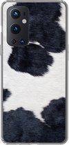 Geschikt voor OnePlus 9 Pro hoesje - Afbeelding van een zwart-witte koeienhuid - Siliconen Telefoonhoesje