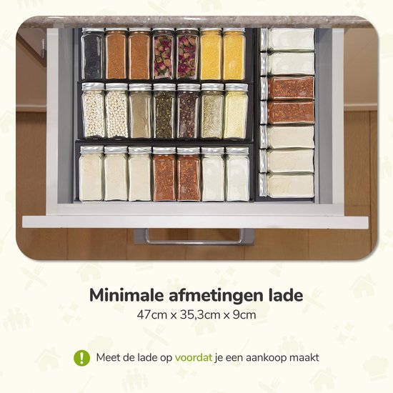 Lade met georganiseerde kruidenpotjes op zwarte kruidenrekken, inclusief afmetingen van de lade: 47cm x 35.3cm x 9cm.