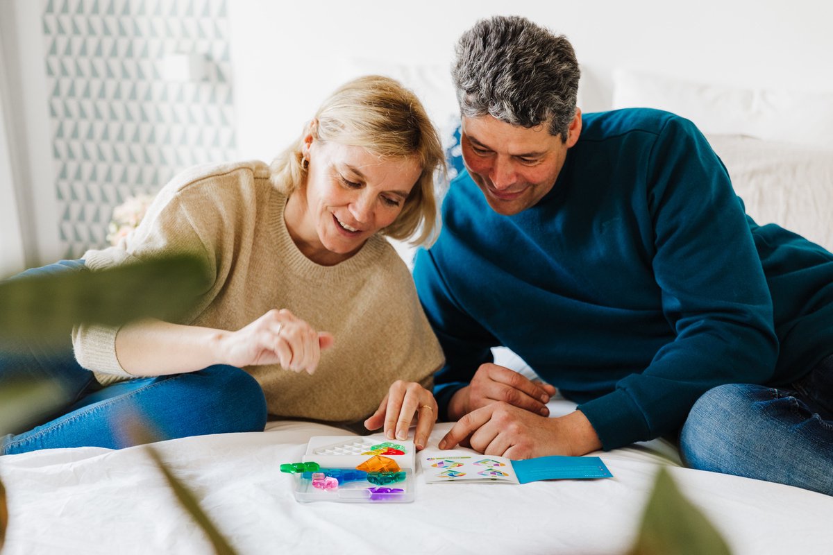 SmartGames IQ Love - Logisch Denkspel & Reispuzzel - 120 Opdrachten met Dubbelzijdig Spelbord - Educatief Solospel - Vanaf 7 Jaar — cadeau in Spellen & Speelgoed - foto 6