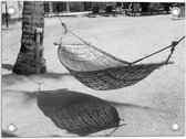 WallClassics - Tuinposter – Hangmat op een Tropisch Strand Zwart / Wit - 40x30 cm Foto op Tuinposter  (wanddecoratie voor buiten en binnen)