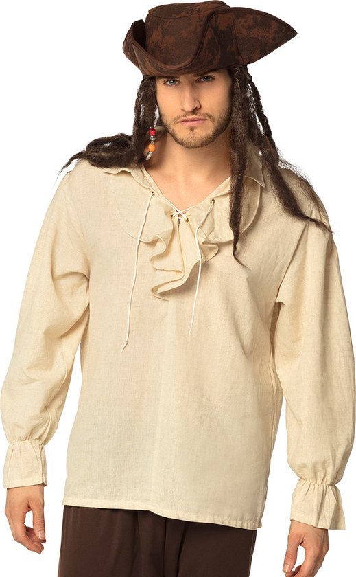 Man in piratenkostuum, beige rucheblouse met touwtjes, met bruine hoed.