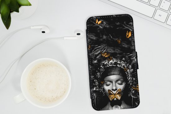 Telefoonhoesje Geschikt voor iPhone 8 telefoonhoesje - Vrouw - Vlinders - Zwart - Wit - Met vakjes - Wallet case met magneetsluiting
