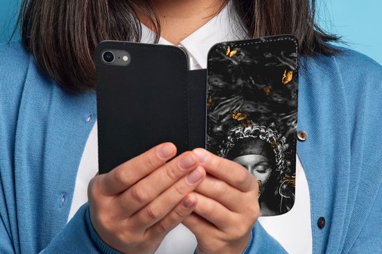Telefoonhoesje Geschikt voor iPhone 8 telefoonhoesje - Vrouw - Vlinders - Zwart - Wit - Met vakjes - Wallet case met magneetsluiting