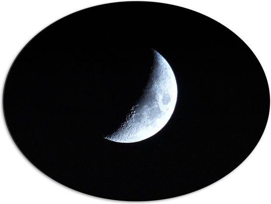 WallClassics - Dibond Ovaal - Halve Maan in Donkere Hemel - 108x81 cm Foto op Ovaal (Met Ophangsysteem)
