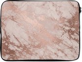 Laptophoes 17 inch - Marmer print - Roze - Luxe - Marmer printlook - Glitter - Design - Laptop sleeve - Binnenmaat 42,5x30 cm - Zwarte achterkant - Reisbenodigdheden