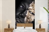 Behang - Fotobehang Vrouw - Goud - Zwart - Verf - Luxe - Breedte 120 cm x hoogte 240 cm