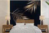 Behang - Fotobehang Bladeren - Planten - Goud - Zwart - Luxe - Breedte 280 cm x hoogte 280 cm