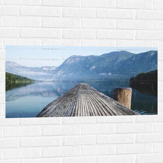 WallClassics - Muursticker - Houten Steiger aan een Meer - 100x50 cm Foto op Muursticker