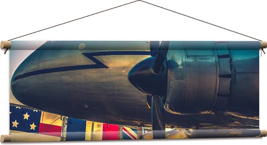 WallClassics - Textielposter - Groot Vliegtuig bij Verschillende Vlaggen - 90x30 cm Foto op Textiel