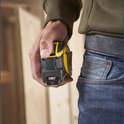 Hand met zwarte handschoen houdt gele en zwarte Stanley FatMax 8m rolbandmaat vast.