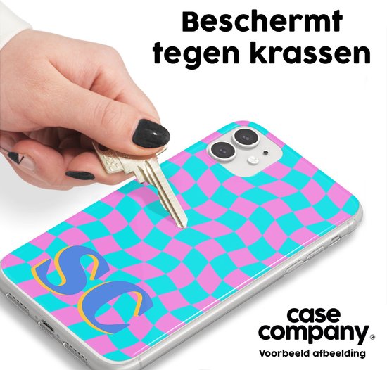 Hand laat sleutel over telefoonhoes glijden met cyaan en roze geruite golfpatroon en initialen SC.