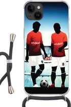 Geschikt voorApple Iphone 14 Plus - Crossbody Case - Een illustratie van twee voetballers in een stadion - Jongens - Meiden - Kids - Siliconen - Crossbody - Backcover met Koord - Telefoonhoesje met koord - Hoesje met touw