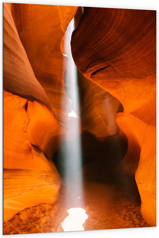 WallClassics - Dibond - Dunne Lichstraal door Antelope Canyon - 100x150 cm Foto op Aluminium (Met Ophangsysteem)