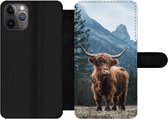 Bookcase Geschikt voor iPhone 11 Pro Max telefoonhoesje - Schotse hooglander - Dieren - landschap - Met vakjes - Wallet case met magneetsluiting