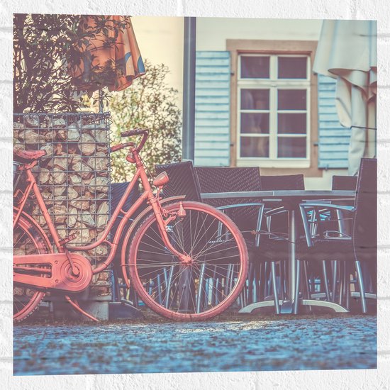 WallClassics - Muursticker - Vélo rouge garé sur une terrasse - 50x50 cm Photo sur Muursticker