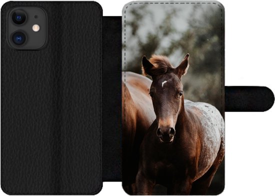 Bookcase pour iPhone 12 Pro Bookcase - Paarden - Forêt - Berg - Avec compartiments - Étui portefeuille avec fermeture magnétique