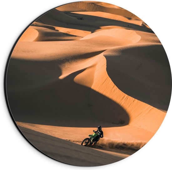 WallClassics - Dibond Muurcirkel - Groene Motorcrosser in Woestijnbergen - 20x20 cm Foto op Aluminium Muurcirkel (met ophangsysteem)