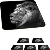 Onderzetters voor glazen - Leeuw tegen zwarte achtergrond in zwart-wit - 10x10 cm - Glasonderzetters - 6 stuks