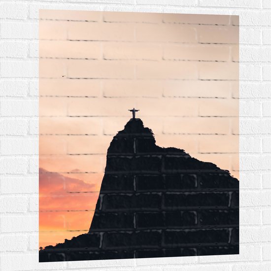WallClassics - Muursticker - Silhouet van Jezusbeeld op berg met Zonsondergang - 75x100 cm Foto op Muursticker