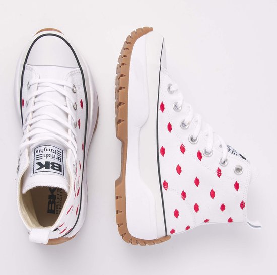 Witte hoge sneakers met rode lippenprint en bruine rubberen zool.